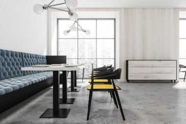 Mavi koltuklu modern bir kafe, siyah sandalyeli bir masa. Gökdelenlerde şehir manzaralı pencereler. Beton zeminde beyaz ahşap pankart ve boş kopya alanı. 3B görüntüleme