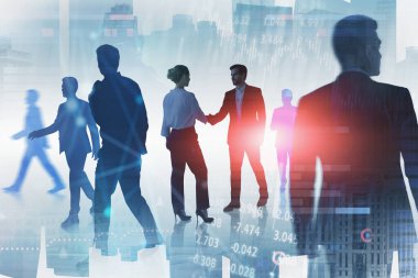 Resmi takım elbiseli bir işadamı, borsada yeni iş birliği anlaşmasının bir jesti olarak beyaz gömlekli bir iş kadınıyla tokalaşıyor. Kârlı ticaret kavramı. Arkaplanda gökdelen