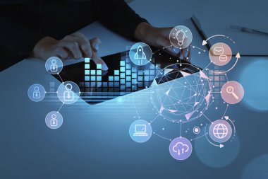 Ofisteki kadın parmak dokunuşu tablet ekranında, renkli gövde ile çift pozlama simgeler ve veri servisi. Dünya çapında ağ ve kişisel bilgi yönetimi