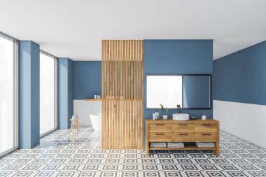 Mavi duvarı, küveti, büyük aynası seramik döşemesi, ahşap bölmesi ve panoramik penceresi olan modern banyo. Rahatlamak için minimalist İskandinav tasarım yeri kavramı