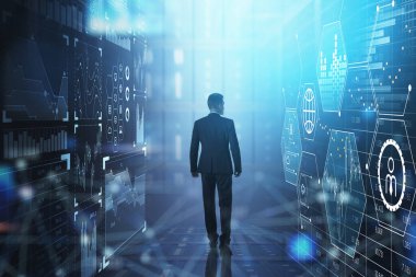 Resmi kıyafet giyen işadamı grafik, şamdan, dünya, tablo, bar diyagramı ile iki dijital arayüz arasında yürüyor. Uluslararası sektörde bağlantı ve ağ kavramı