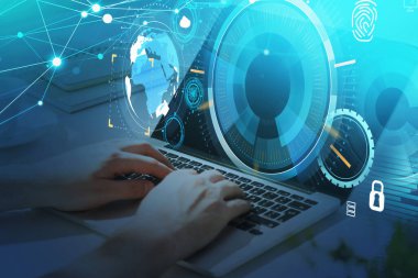 Ofisteki kadın elinde laptop, ağ simgelerinin çifte pozlama hologramı, dijital güvenlik arayüzü, bulut ve dünya çapında bağlantı ile ellerini uzattı. Kişisel veri koruması kavramı