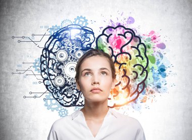 Beyaz bluz giyen çekici bir kadın gelecekteki kariyerini düşünüyor. Başarılı çağdaş insanlar için değer kavramı ve bilgi gerekliliği, ilham ve hayal gücü.