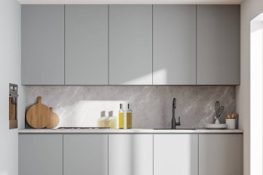 Dolapla, fırınla, elektrikli sobayla, zeytinyağıyla, lavaboyla aydınlık ve rahat mutfak manzarasını kapat. Modern İskandinav minimalist tasarımı. 3d oluşturma