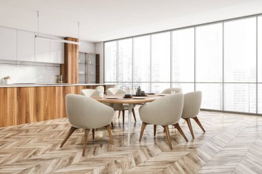 Açık uzay yemek odası, parke zemin, beyaz ahşap mutfak seti. Tabaklarla dolu yemek masası, pencerenin yanındaki bej koltuklar, üç boyutlu görüntüleme.