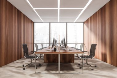 Panoramik pencerelerin yanındaki masalarda siyah koltuklar ve bilgisayarlar olan ofis odası, yan görüş. Minimalist mobilyalarla dolu ahşap yönetici işyeri, 3D görüntüleme