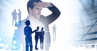 Ofisteki adam şehirlerarası arama yapıyor. Çeşitli iş adamlarının siluetleri birlikte çalışıyor. Geceleri gökdelenlerin tonlu görüntüsü. Ortaklarla uluslararası iletişim kavramı