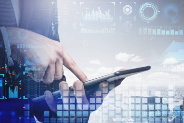 İşadamı parmaklarıyla ekrana dokunan tablet cihazıyla çalışıyor. İş sürecinde dijital güvenlik ve veri depolama kavramı. Havada uçan bilgi simgeleri.