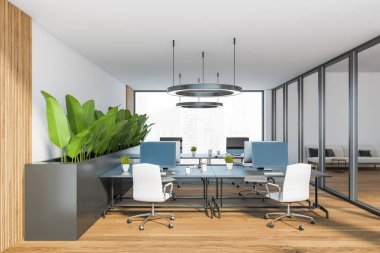 Masaları, bilgisayar monitörü, cam bölmesi, ahşap parke döşemesi, panoramik penceresi ve kanepesi olan parlak modern minimalist ofis odası. Çağdaş iş yeri kavramı. Görüntüyü kapat