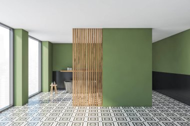 Çağdaş banyo içi yeşil boş duvar, siyah küvet, seramik döşeme, ahşap bölme ve panoramik pencere. Rahatlamak için minimalist tasarım mekanı kavramı. Görüntüyü kapat