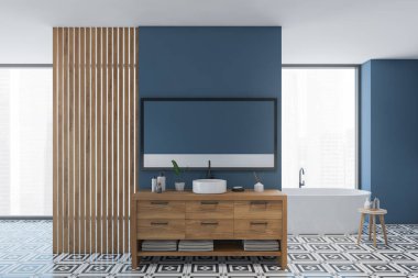 Mavi duvarlı modern banyo, beyaz küvet, büyük ayna, seramik döşeme ve panoramik pencere. Rahatlama ve spa prosedürleri için minimalist İskandinav tasarım yeri kavramı