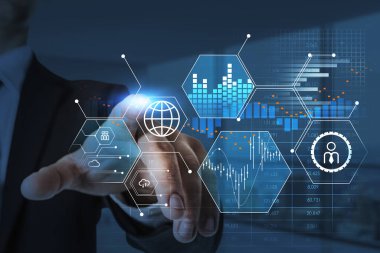 Resmi kıyafet giyen iş adamı parmağıyla dijital arayüz ekranına dokunuyor. Ön planda küre, bar, şamdan ve çizelge ile gövdenin hologramı. Uluslararası işbirliği kavramı