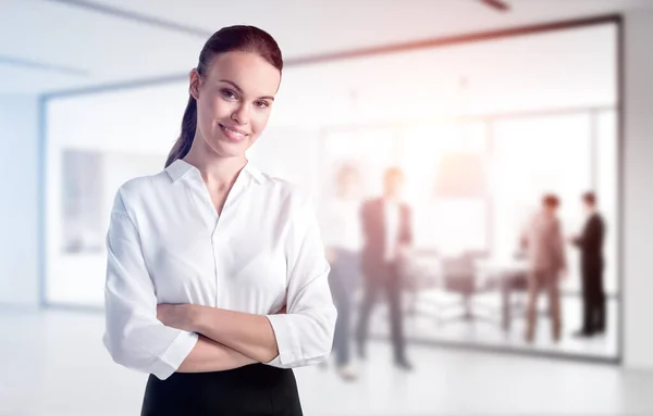 Mujer Oficina Sonriendo Pie Brazos Cruzados Cerca Sala Conferencias Negocios — Foto de Stock