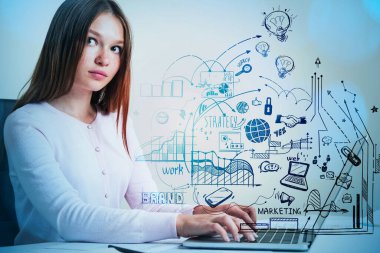 Genç bir ofis çalışanı masada dizüstü bilgisayarını yazıyor. İş stratejisi planı, grafik değişikliklerine çifte maruz kalma ve oklu dijital pazarlama ikonları. İş fikri kavramı