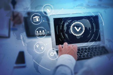 Ofisteki işadamı, uluslararası iş sürecini optimize etmek için dizüstü bilgisayarla çalışıyor, Fintech dünyasında yeni yaklaşımlar