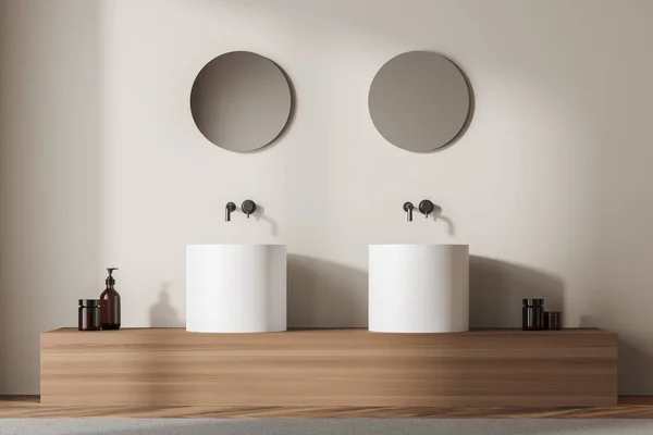 小さなラウンドミラー フロントビューと2つの別々の白いシンクとライトバスルームのインテリア 木製のモダンなバスルーム 3Dレンダリングのミニマリストデザイン — ストック写真