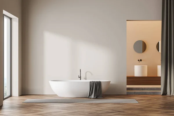 Intérieur Salle Bain Lumineuse Avec Baignoire Serviette Blanches Tapis Gris — Photo