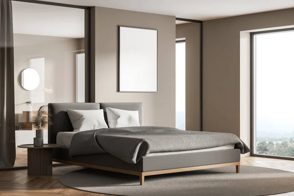 现代舒适的卧室内部 空旷的白色海报 舒适的灰色床 全景窗户 乡村景色 圆形地毯 木制地板 最低限度现代睡房设计 — 图库照片