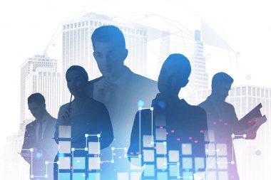 Genç profesyoneller gelecekteki kariyerlerini düşünüyorlar. Şehir merkezinde iş adamları var. Teknoloji ve iş geliştirme grafikleri kavramı. Arka planda yüksek teknoloji arayüzü