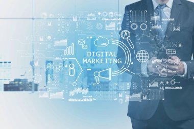 Ofisteki adam akıllı telefon kullanıyor, veri bilgi hologramı ve ağ sembolleriyle çifte maruz kalıyor. Borsa değişiklikleri, dünya çapında iş ve pazarlama kavramı