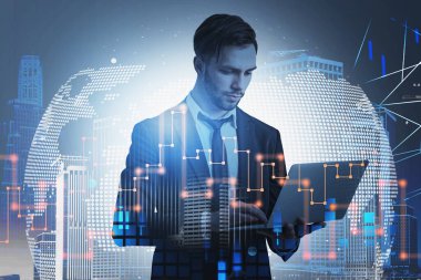 İş adamı dizüstü bilgisayara not alıyor ve gelecekteki bakış açıları üzerine kafa yoruyor. Finansal şehir manzarası arka planda. Uluslararası pazar kavramı. Dünya çapında küresel ve teknolojik arayüz.