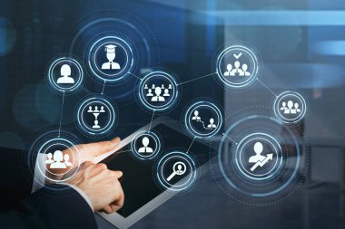 Tablet cihazıyla resmi takım elbise giymiş bir iş adamı yeni bir proje üzerinde çalışıyor. Çifte maruziyet. Başarı kavramı. Sosyal medya simgeleri ve işe alma süreci.