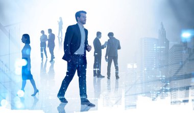 Ofis çalışanı yürüyor, ortaklar gökdelenlerle ve gece lambalarıyla çifte çekim yapıyor. Şirket kavramı, ortaklarla iş iletişimi