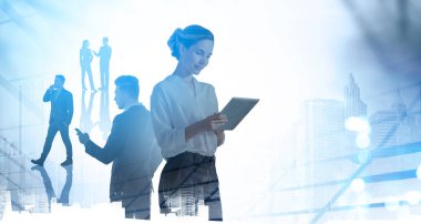 İş kadını gülümsüyor, dijital cihazda daktilo ediyor. Telefonları olan iş adamları, ofis binalarının iki katına çıkarılması. Şirket ve teknolojide ağ kavramı