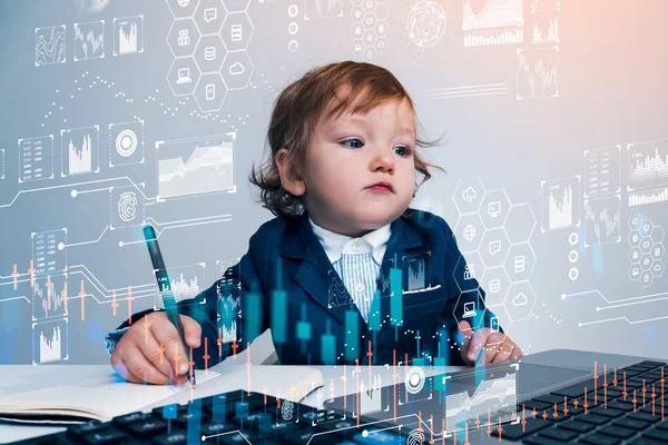 Kalem Dizüstü Bilgisayarı Olan Küçük Bir Çocuk Dijital Grafik Yükseliyor — Stok fotoğraf