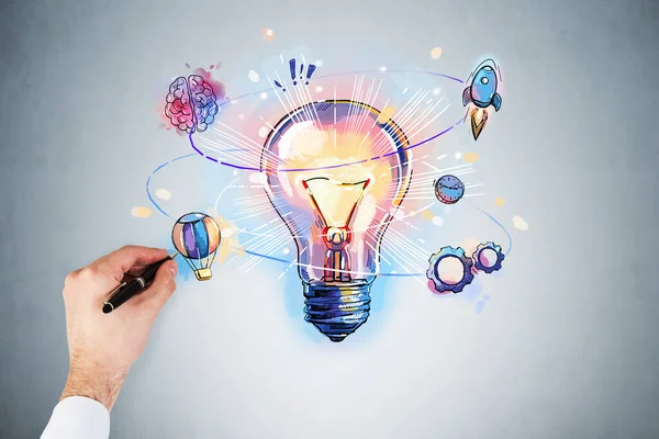 商人手绘彩色灯泡作为创业的新概念 创意和头脑风暴的概念 背景为浅蓝色的墙 — 图库照片
