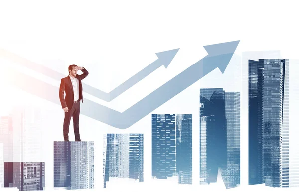 Mann Anzug Klettert Balkendiagramm Schaut Die Ferne Doppelbelastung Mit Bürogebäuden — Stockfoto