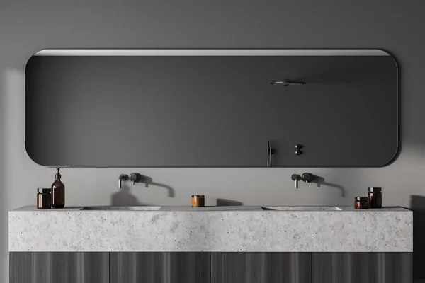 2つのシンク ゲルと石鹸を表面にバスルーム ロングミラー付きのモダンなスタイリッシュな浴室のインテリア シャワー付きの反射 3Dレンダリング — ストック写真