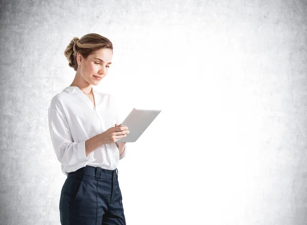 灰色のコンクリート壁の背景に手にデジタルデバイスを持つ女性 モックアップコピースペース空白の壁 ビジネスワーカーとテクノロジーの概念 — ストック写真