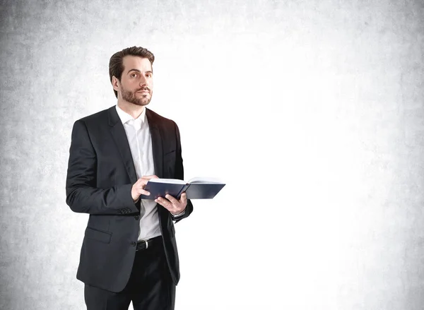 Kantoorman Met Notitieboekje Handen Zakenpak Baard Pensive Manager Leest Zakelijke — Stockfoto