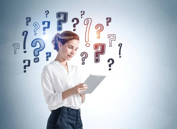 白いシャツのオフィスの女性は 手にデジタルタブレットを使用して 青い壁の背景に描かれたドアの質問のマークの背景 Faqと選択肢の概念 — ストック写真