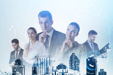 Genç profesyoneller gelecekteki kariyerlerini düşünüyorlar. Şehir merkezinde iş adamları var. Uluslararası pazarda teknoloji ve iş hayatı kavramı. Arka planda yüksek teknoloji arayüzü