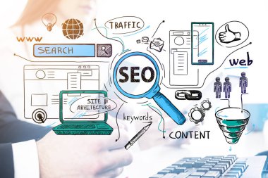 İşadamı ofis çalışma alanında akıllı telefonla çalışıyor. Başlangıçta başarılı olmak için arama motoru optimizasyonunu keşfediyor. SEO simgeleri cam ekranda çizim.