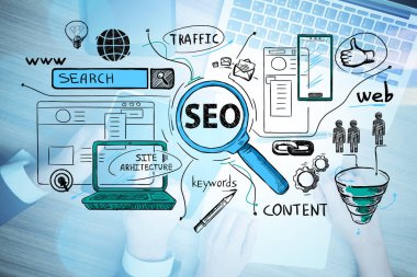Ofis çalışma alanında dizüstü bilgisayarda çalışan iki meslektaşın arama motoru optimizasyonunu keşfetmek ve başlamayı başarmak için üst görünümü. SEO simgeleri cam ekranda çizim.
