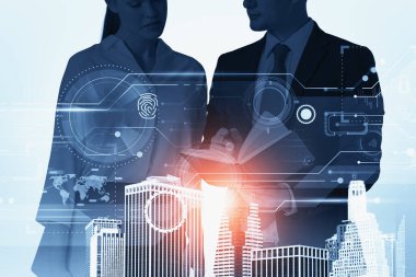 İki iş adamı dijital arayüz üzerinde birlikte çalışıyor ve kitaba bakıyor. Uluslararası Hitech sektöründe takım çalışması, işbirliği ve ağ kavramı