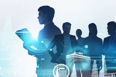 Genç profesyoneller gelecekteki kariyerlerini düşünüyorlar. Şehir merkezinde iş adamları var. Teknoloji ve iş geliştirme grafikleri kavramı. Arka planda yüksek teknoloji arayüzü