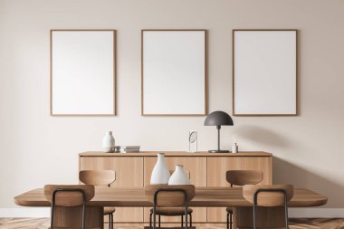 Ofis odasının içinde bej duvarda üç beyaz poster, altı sandalyeli masa, meşe ağacından parke zemin. Buluşma için sıcak bir yer. Minimalist tasarım kavramı. Model