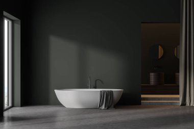 İçinde panoramik pencere, küvet ve gri havlu, perde, lavabo ve ayna, beton zemin. Sağlık için temizlik ve düzenlilik kavramı. Minimalist rahat tasarım