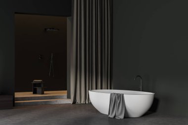 Duşlu ve perdeli karanlık banyo, küvet ve gri havlu, beton zemin. Sağlık için temizlik ve düzenlilik kavramı. Minimalist rahat tasarım. Köşe görünümü