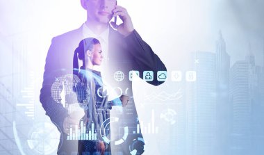 Akıllı telefondan iş adamı çağrısı, borsa değişiklikleri, iş yeri bar grafiği ile sanal ekran. Çizgiler, pasta grafikleri ve grafikler. Kahve fincanı ve şehir merkezindeki gökdelen manzaralı bir kadın..