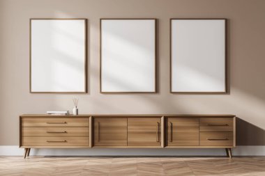 Parlak galeri odası içinde bej duvarda, büfede, meşe ağacından parke zeminde üç adet boş poster var. Sergi için mükemmel bir yer. Model.