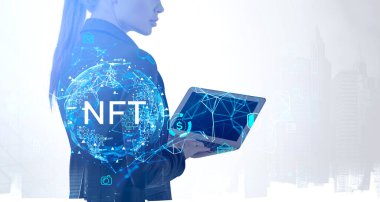 Elinde elektronik cihaz olan ofis kadını, ödenemeyen jant gövdesi çift pozlama, dünya küresi ve ağ ikonları, gökdelenlerin arka planı. Kripto para ve teknoloji kavramı