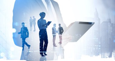 Business Woman notlarını tablet cihazından kontrol et. İş ortaklarının siluetleri, arka planda iki kat insan görüntüsü ofis içi ve gökdelenler. Uluslararası iş kavramı