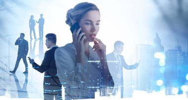 Ofisteki kadın konuşuyor, akıllı telefon kullanıyor. İş ortaklarının siluetleri, insanların çifte görüntüsü, geceleri gökdelenler. İş dünyası takım çalışması ve teknoloji kavramı