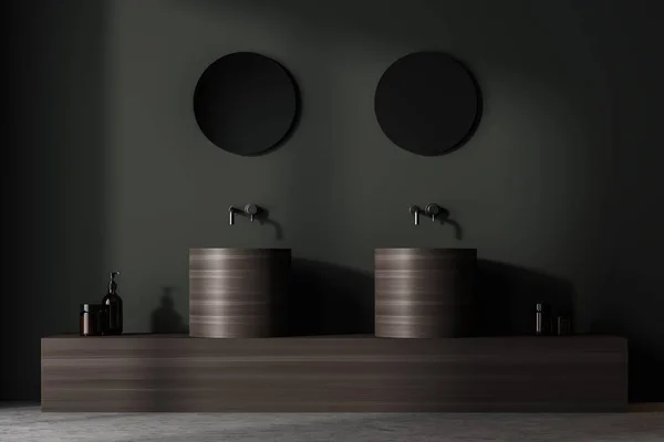 用两个水槽和镜子 液体肥皂瓶 混凝土地板的黑暗浴室内部的近景 清洁和整洁对健康的概念 简约舒适的设计 — 图库照片
