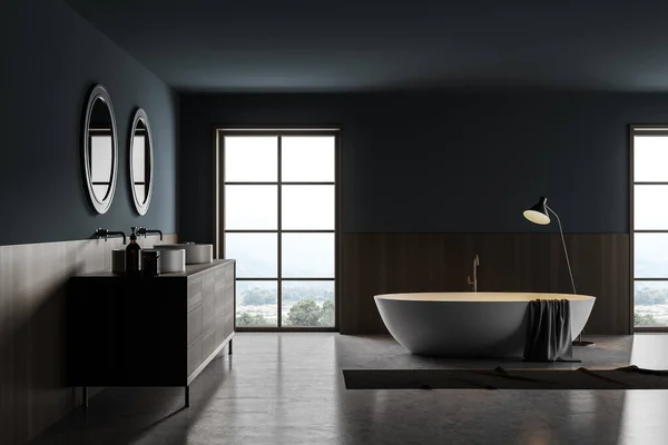Beyaz Küvetli Karanlık Banyo Iki Lavabo Yuvarlak Aynalı Çekmece Beton — Stok fotoğraf